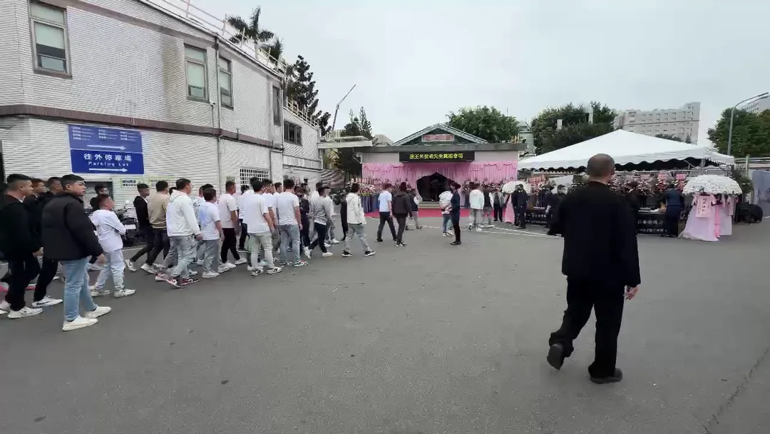 現場各界人士前來致哀,金錢豹的員工也全體出席。(圖/中天新聞)