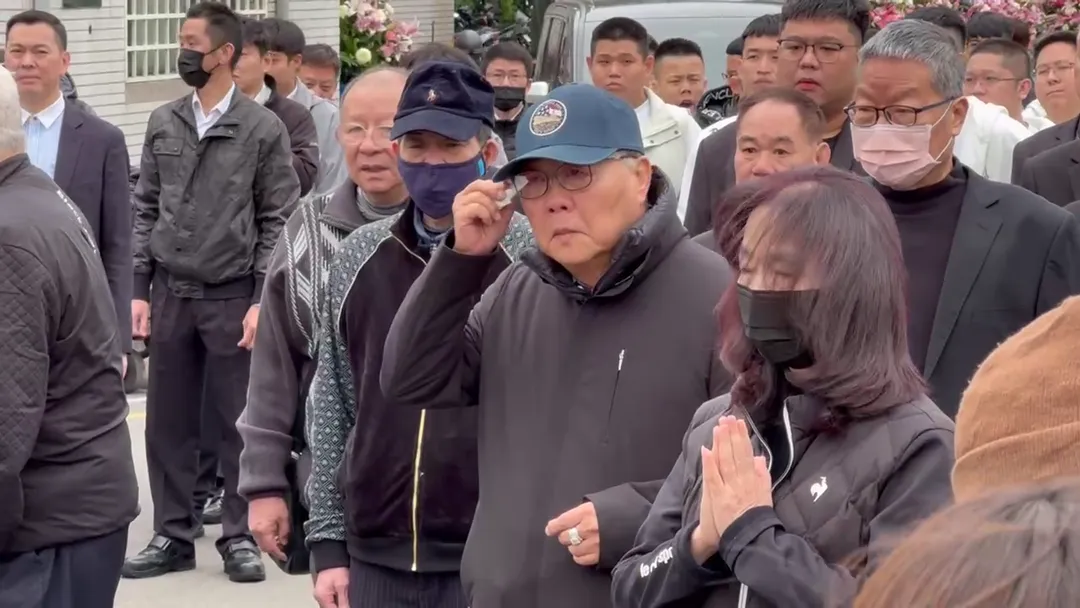 袁昶平不時拭淚。(圖/中天新聞)
