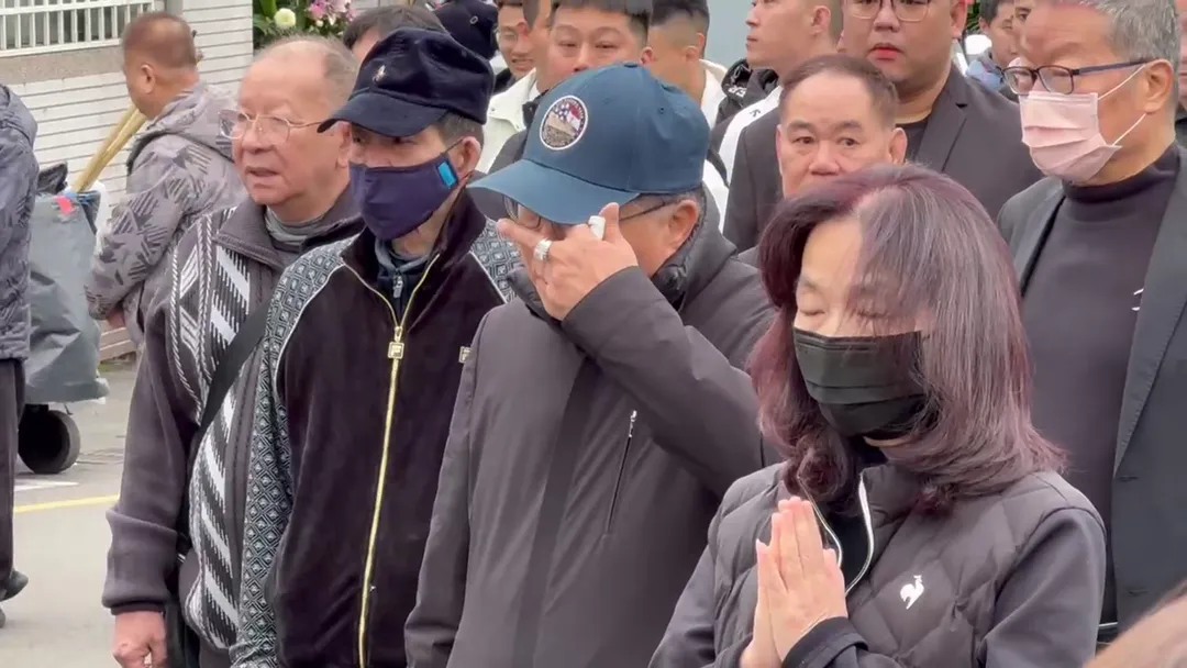 袁昶平不時拭淚。(圖/中天新聞)