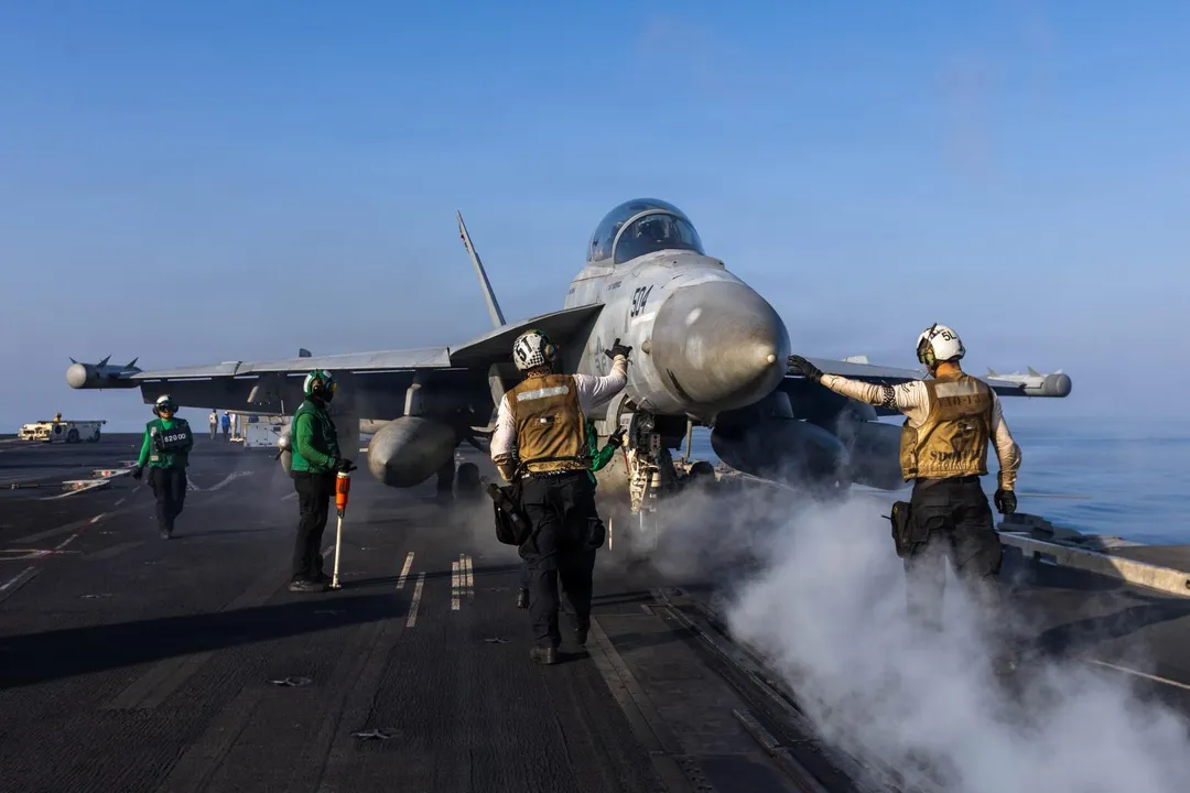 林肯號航艦上準備執行任務的EA-18G電戰機。(圖/美國海軍)