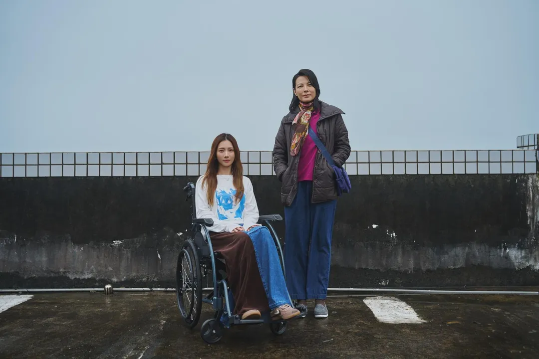 〈你就是我無可替代〉MV特別邀請蔡黃汝(左)飾演行動不便的女主角,陳孝萱(右)則飾演思念亡子的母親。(圖/索尼音樂 提供)