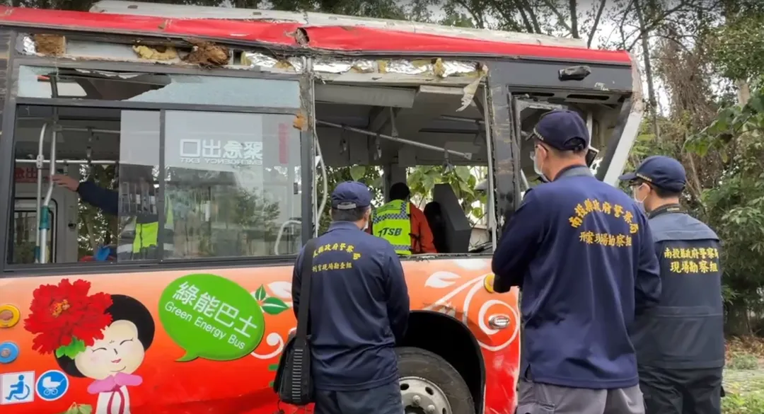 杉林溪9日發生巴士墜谷事件造成1死7傷,今日南投縣政府警察局勘查事故車輛。(圖/警方提供)