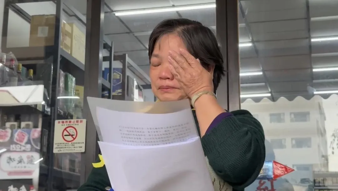 研究生母親現身含淚控訴。（圖／翻攝畫面）