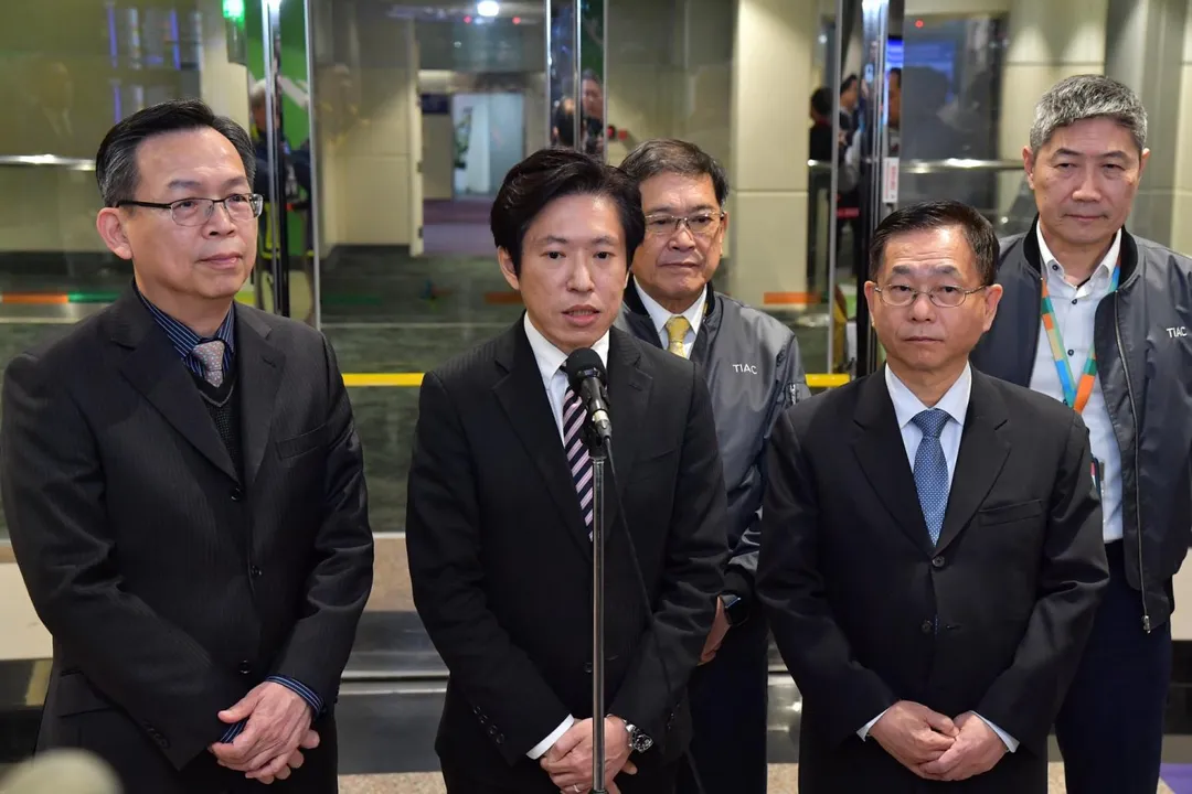 張惇涵前往桃園機場。（圖／行政院提供）