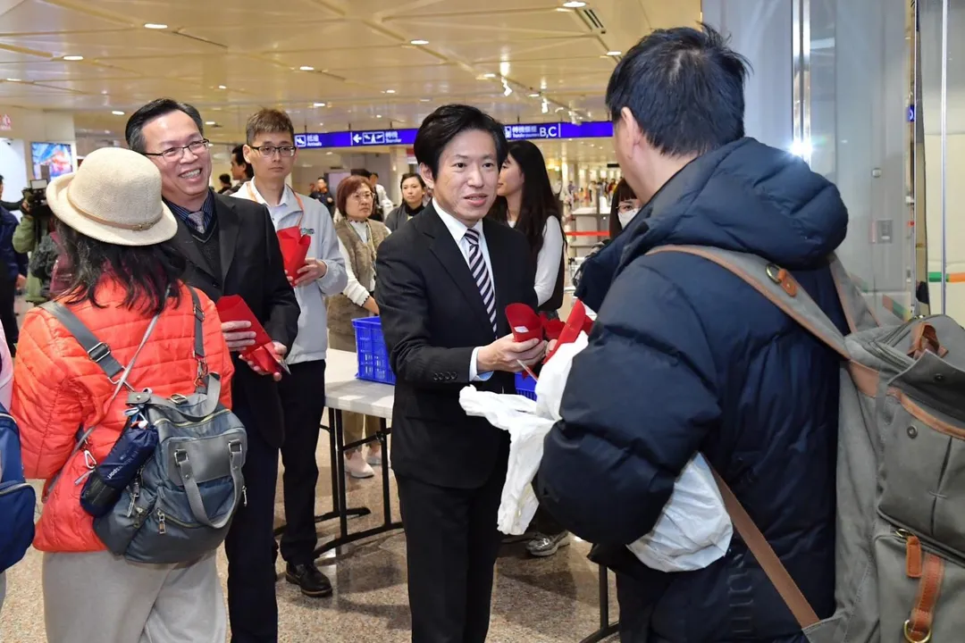 張惇涵迎接中東返台旅客。（圖／行政院提供）