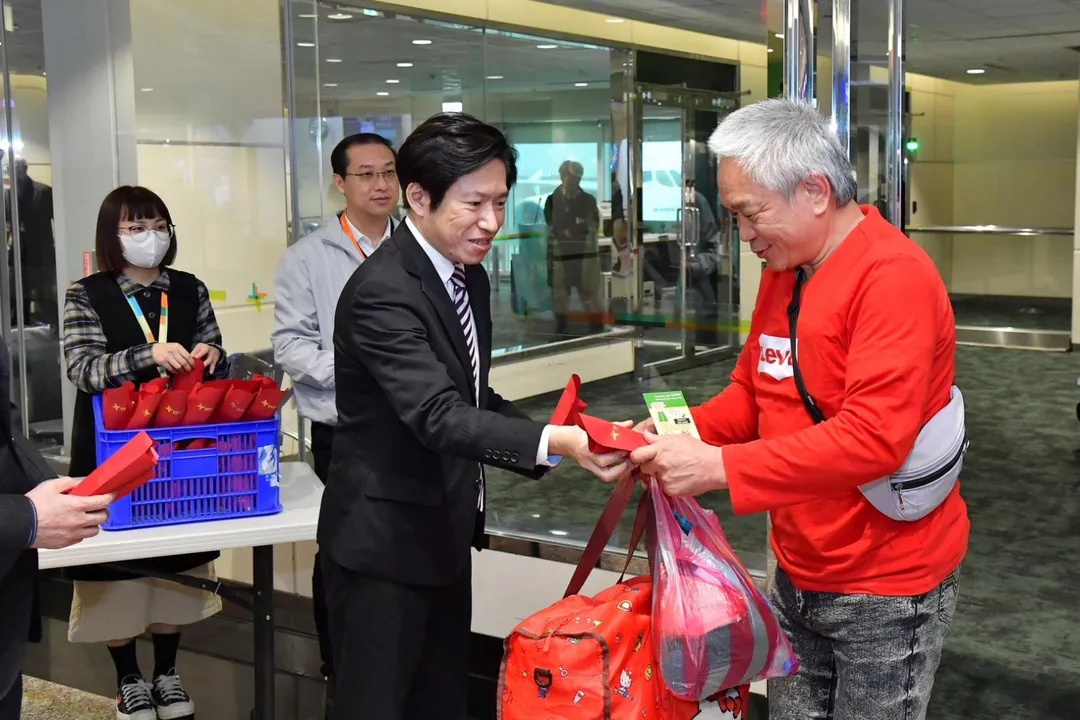 張惇涵迎接中東返台旅客。（圖／行政院提供）