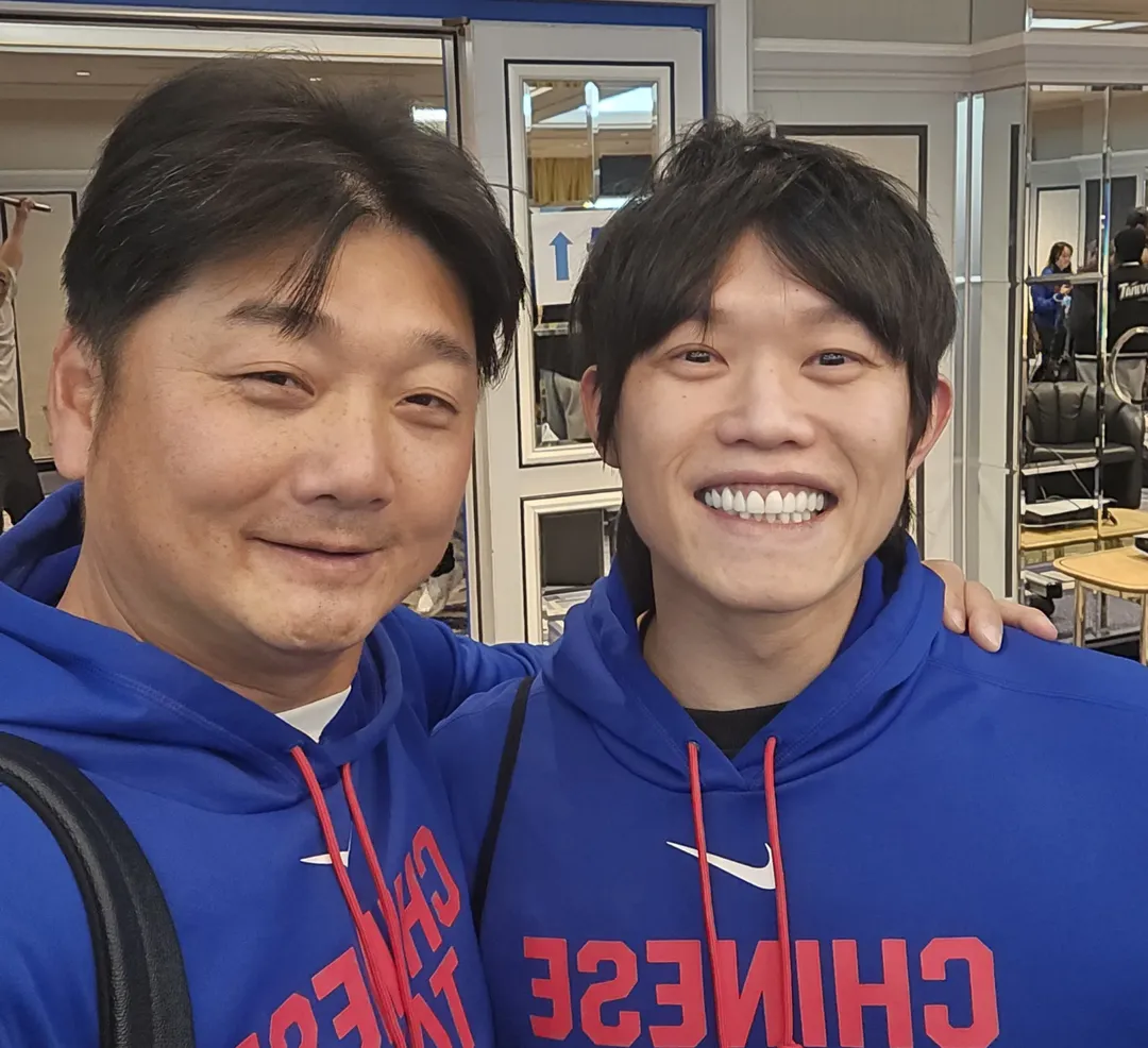 中華隊總教練曾豪駒（左）分享他和將退役的陳冠宇合照及「畢業文」，疑似暗示他最後1次任總教頭職務。（圖／翻攝自Threads@diaog）