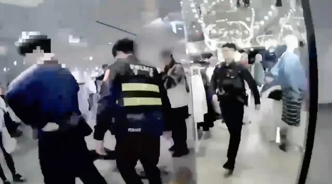 雙方在服飾店內發生衝突警方到場。(圖/翻攝畫面)