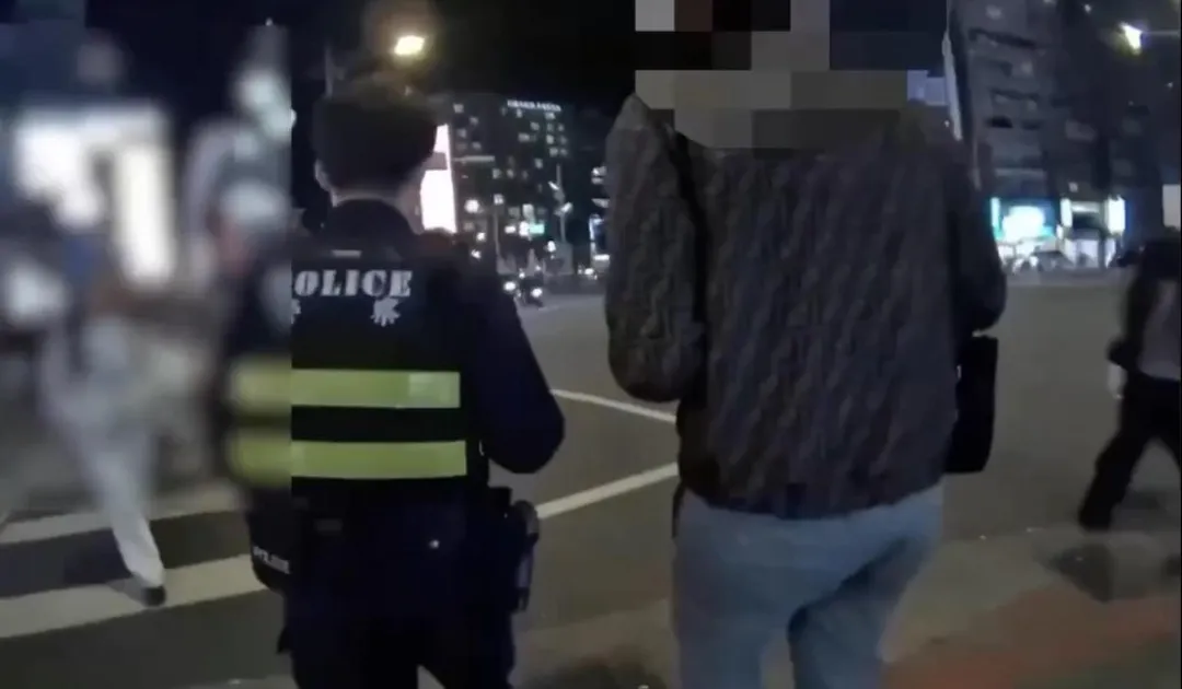 男童家長提告傷害蘇男被帶回警局。(圖/翻攝畫面)
