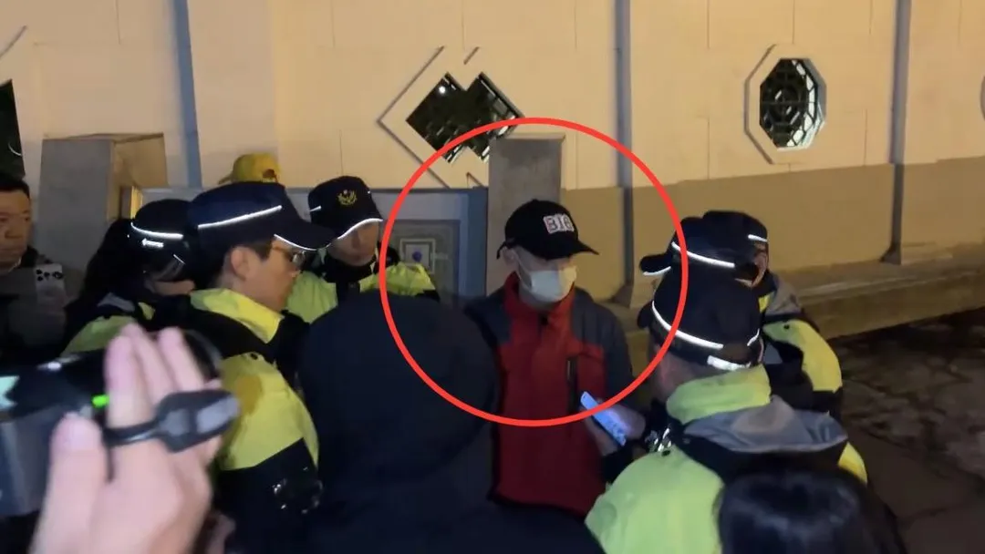 男子朝人群丟擲鞭炮遭警方逮捕。（圖／翻攝畫面）