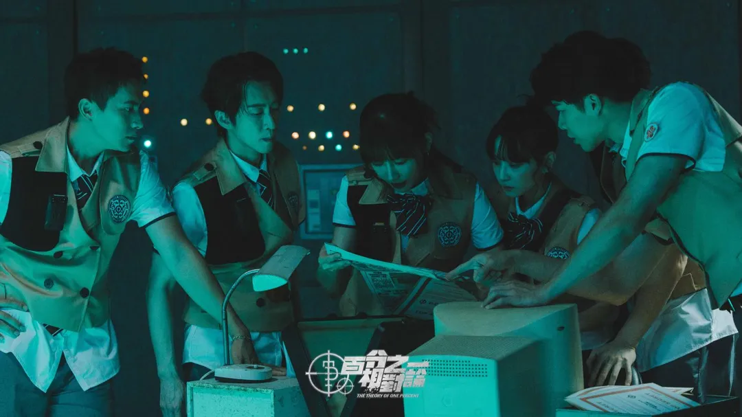 《百分之一相對論》主持群陳漢典、黃偉晉、梁以辰、潘君侖、宋偉恩、本本一同解謎。（圖／映底子國際傳媒提供）