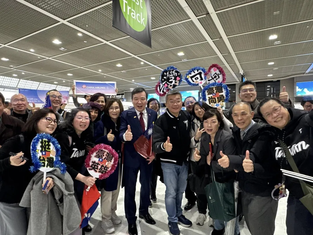 駐日代表李逸洋率旅日僑胞及駐日代表處同仁為中華隊送機。(圖/翻攝李逸洋臉書)