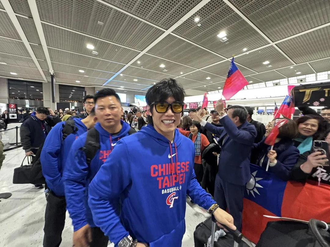 駐日代表李逸洋率旅日僑胞及駐日代表處同仁為中華隊送機。(圖/翻攝李逸洋臉書)