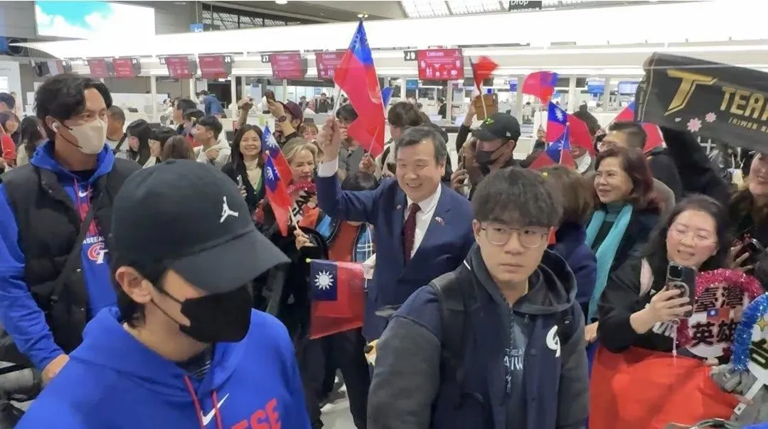 駐日代表李逸洋率旅日僑胞及駐日代表處同仁為中華隊送機。(圖/翻攝李逸洋臉書)
