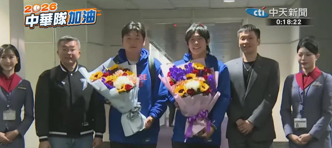 華航2位工作人員早早在下機長廊外等候,第一時間獻上2束鮮花,選手們則接過獻花,並與運動部長李洋、中華職棒會長蔡其昌合影留念。(圖/中天新聞)