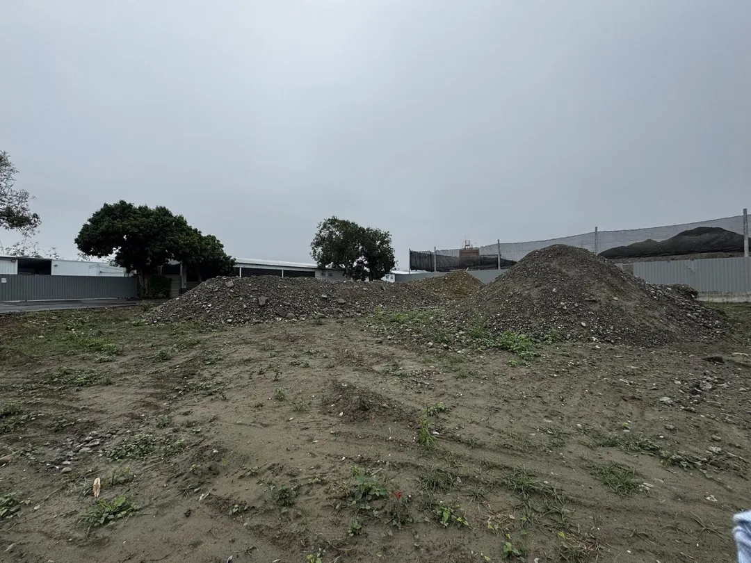 被亂倒廢土的現場。（圖／中天新聞）