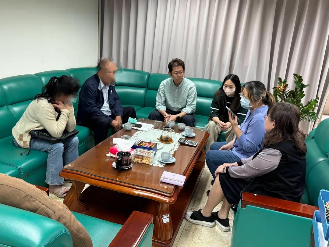蘇姓民眾疑落入網路交友陷阱,至地政事務所欲抵押房產借貸新台幣1200萬元,所幸楠梓警分局與楠梓地政事務所展現高度機警與跨機關合作,成功攔阻這筆鉅款。(圖/警方提供)