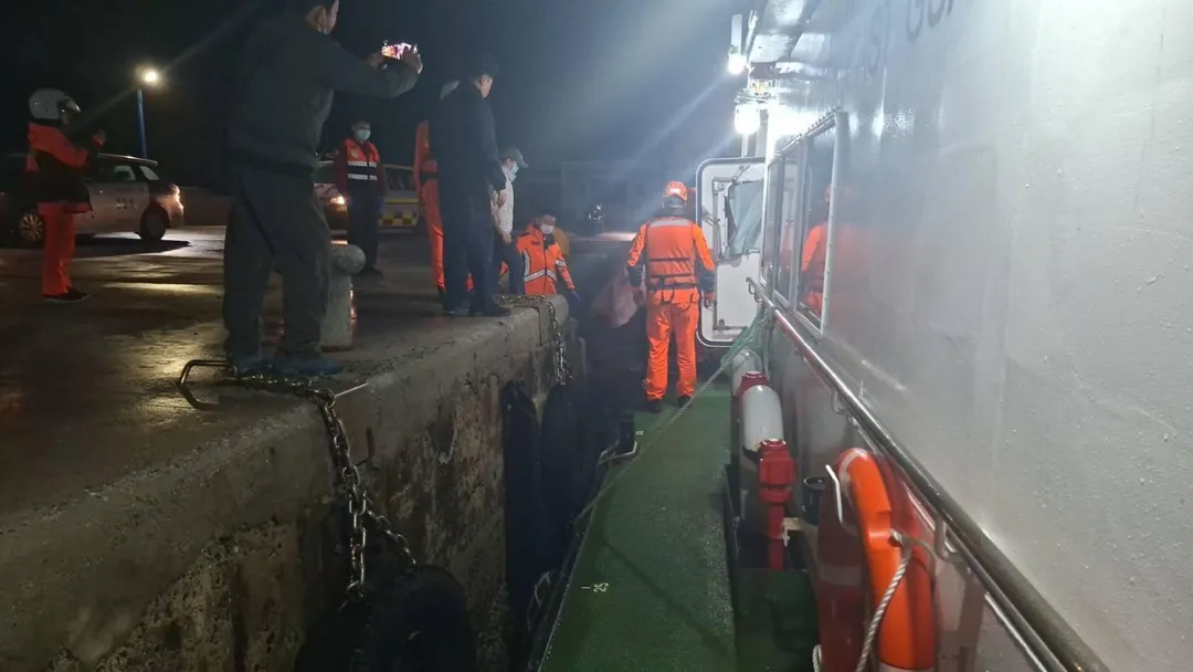 巡防區立即通報第八海巡隊，派遣因風浪不佳而報停在港待命的PP-10038巡防艇緊急出勤趕往救援。（圖／第八海巡隊提供）