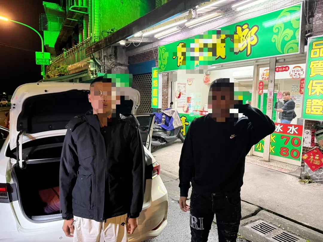 警方在宜蘭縣礁溪鄉攔下嫌犯們的車及逮捕。（圖／警方提供）