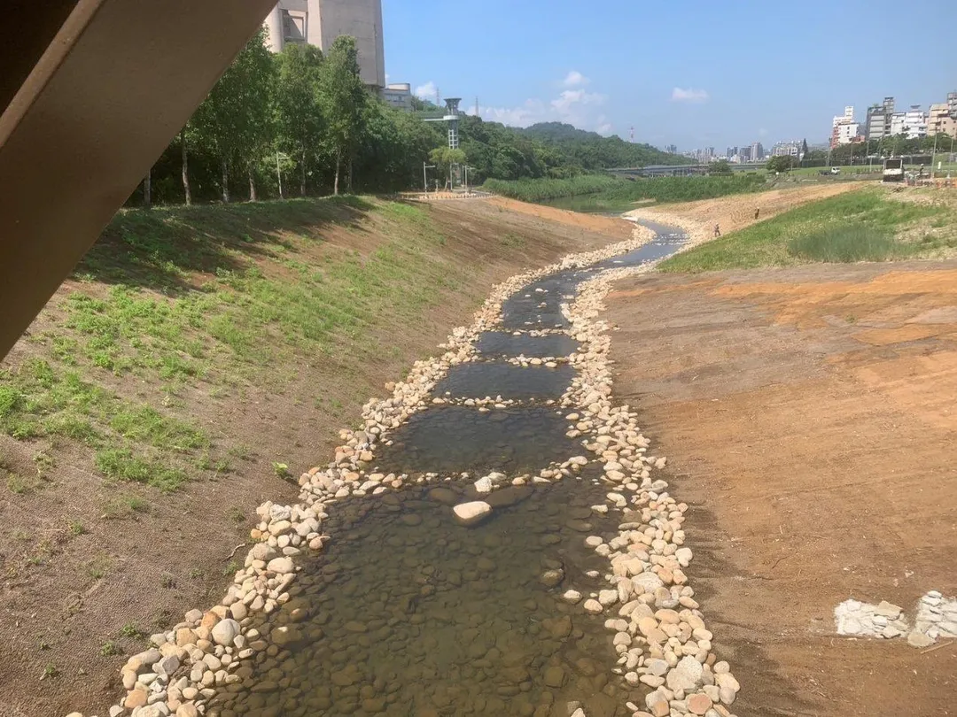 由石頭堆疊的石堤與瀨區,有效增加水流含氧量。 (圖/北市水利處提供)