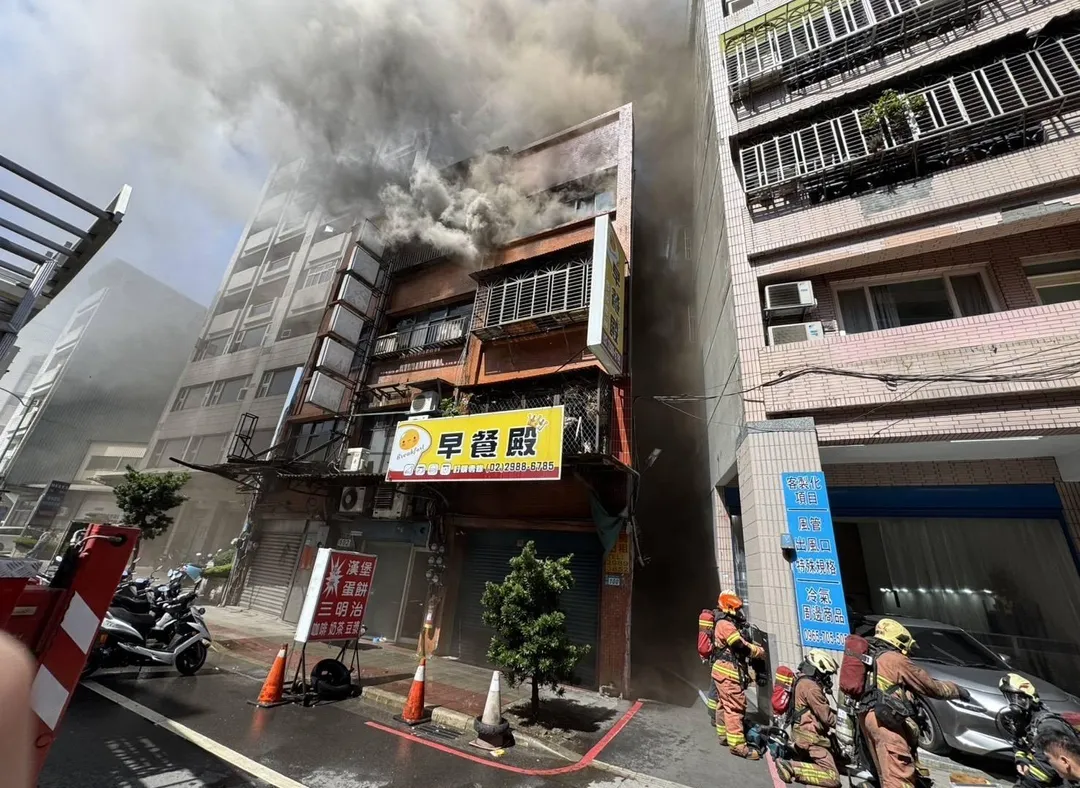 現場濃煙不斷竄出。（圖／翻攝畫面）