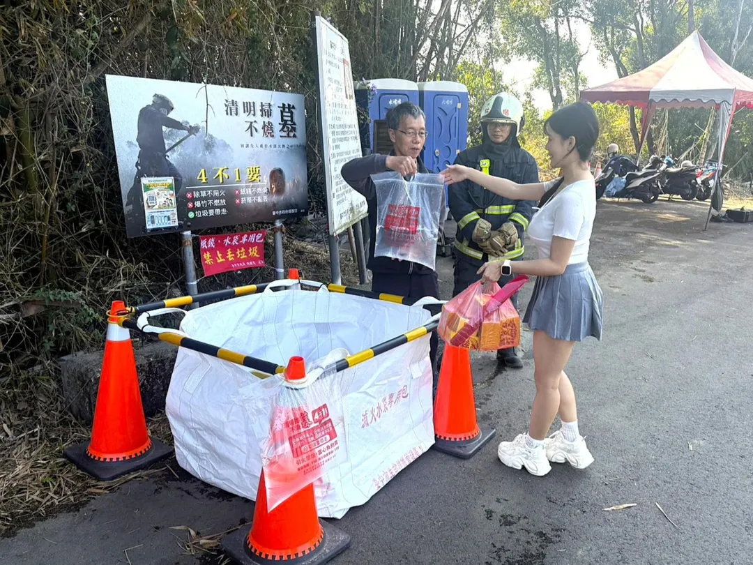 全市公墓已設置197處消防水袋取水點及239處紙錢集中處。（圖／台中市政府）