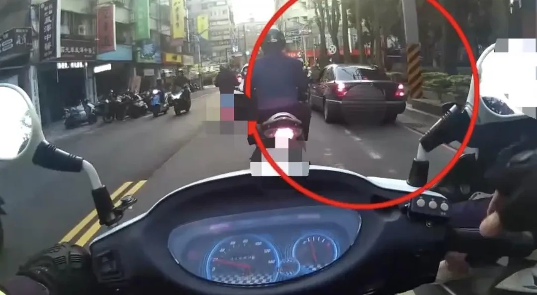 賓士車在新莊民安西路違停。(圖/翻攝畫面)