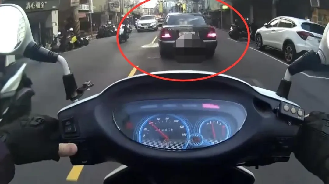 賓士車逃逸13公里至少違規19次。(圖/翻攝畫面)