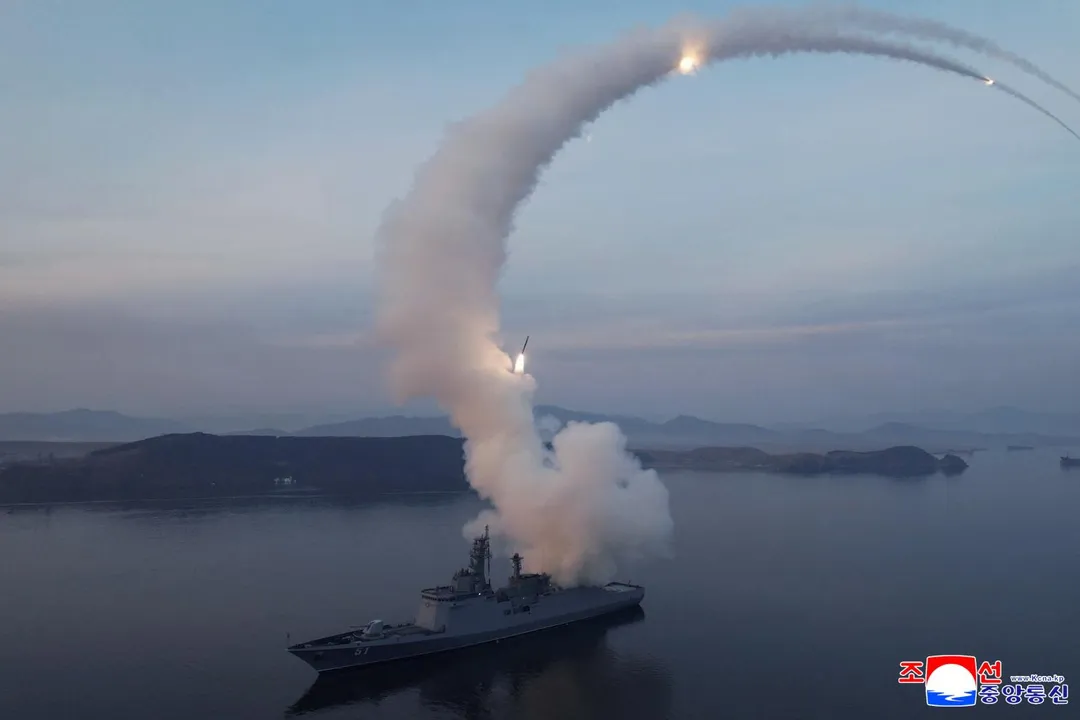 3月10日北韓海軍「崔賢號」驅逐艦在北韓境內某處秘密地點進行飛彈試射。（圖／《路透社》）
