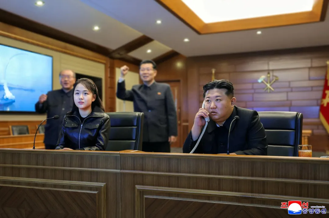 金主愛身著黑色皮衣外套，與金正恩並肩坐於指揮中心。（圖／《路透社》）