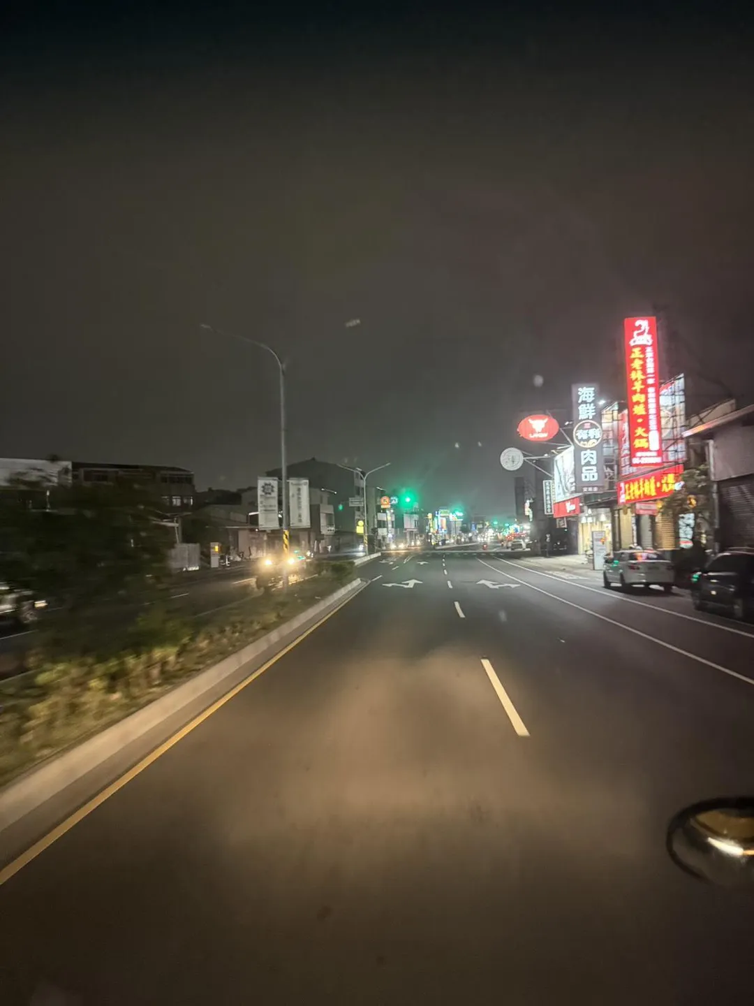 台南市安南區於昨（10）日晚間出現大範圍路燈閃爍情形，台電緊急派員趕赴現場處理。（圖／中天新聞，下同）