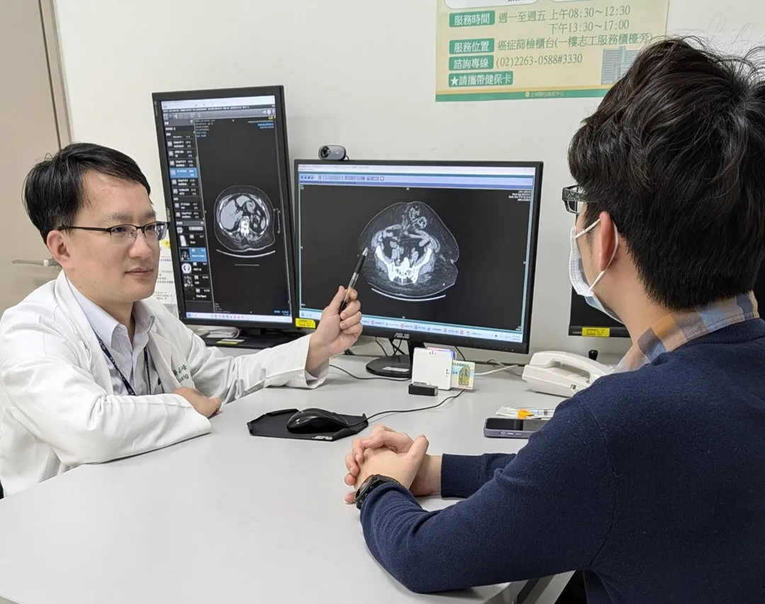 黃崧峰主任指出,腹壁切口疝氣若未及時治療,恐引發腸嵌頓、腸阻塞,甚至腸壞死等嚴重併發症。(圖/土城長庚醫院)