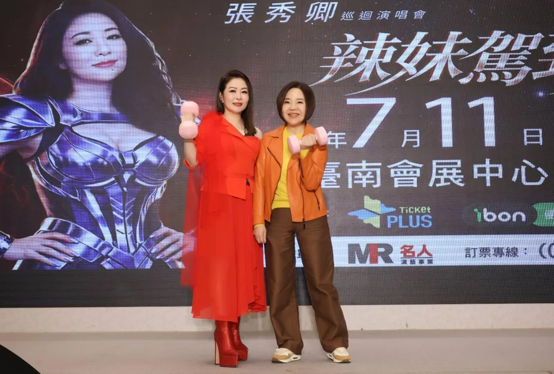 于美人（右）11日現身力挺張秀卿（左）開唱。（圖／名人演藝事業提供）