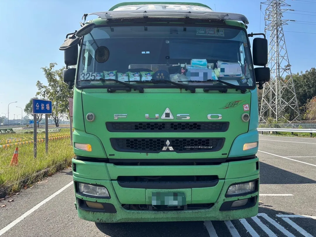 國道1號高科路段三車事故釀翻車。（圖／翻攝畫面，下同）