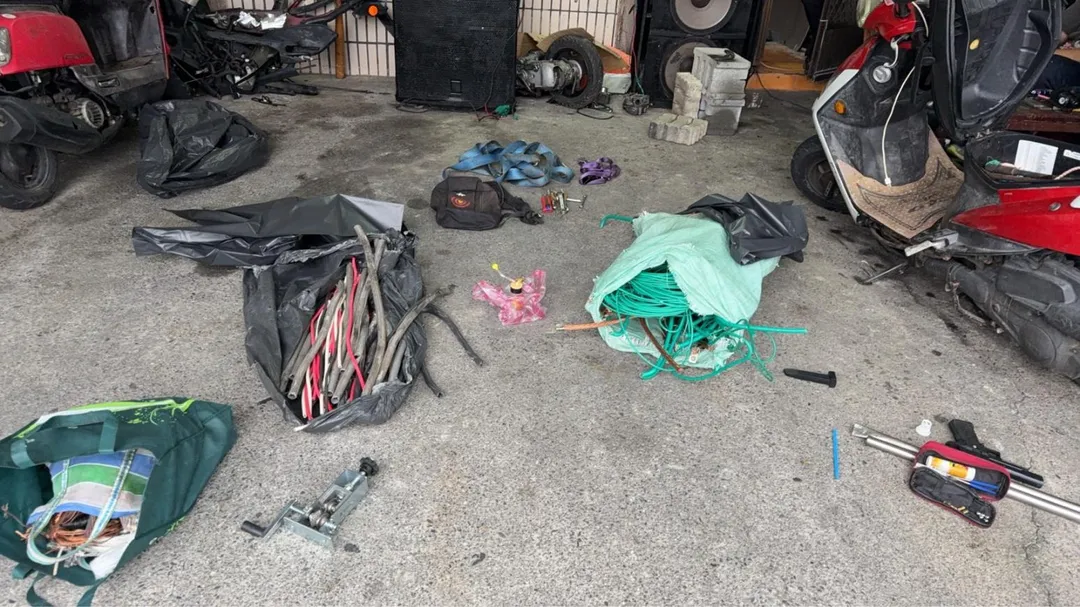 在搜索行動中，警方查扣大批贓物與犯案工具，包括電纜線1批、銅線1批、電線塑膠皮2批、剝皮機1台、剝電線工具1組及電子磅秤等。（圖／警方提供）