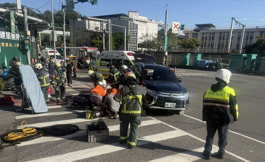男騎士夾困車底無呼吸心跳。（圖／翻攝畫面）