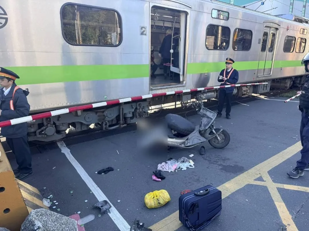 一名70多歲的老翁騎乘機車時，不明原因闖入平交道，隨即遭到高速行駛的列車撞擊，並被撞飛至鐵軌旁。（圖／翻攝畫面）