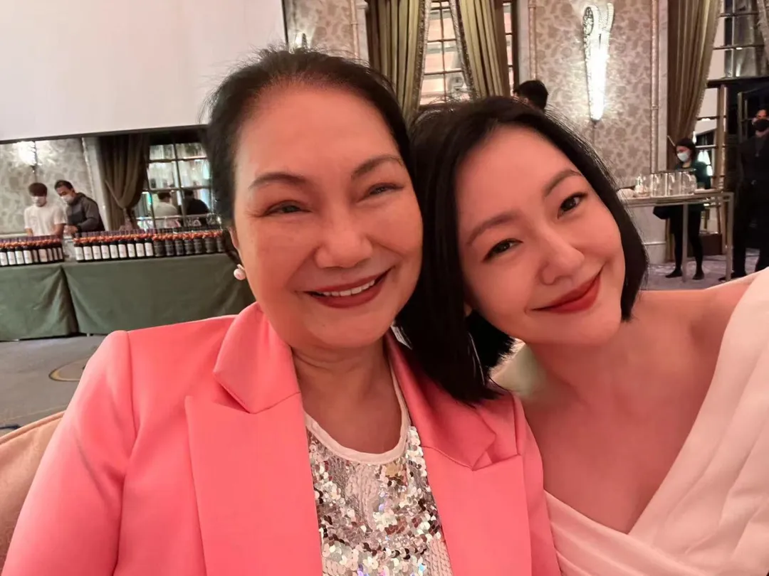 S媽（左）駁斥了近日有關許雅鈞的謠言。（圖／翻攝自小S臉書）