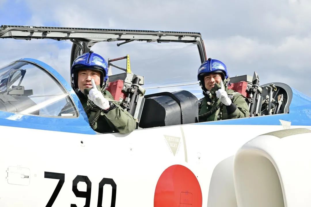 小泉進次郎登上T-4教練機後座同乘飛行。(圖/截自小泉進次郎X)