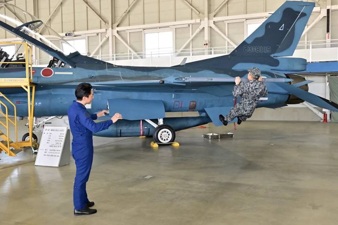 小泉進次郎參觀松島基地配備的自製F-2B戰機。(圖/截自小泉進次郎X)