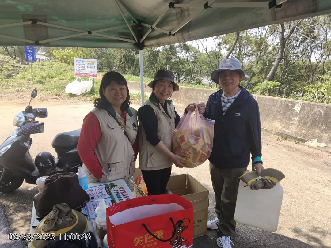 民眾參加金紙集中處理可兌換限量宣導品。（圖／資料照／林業署台中分署提供）
