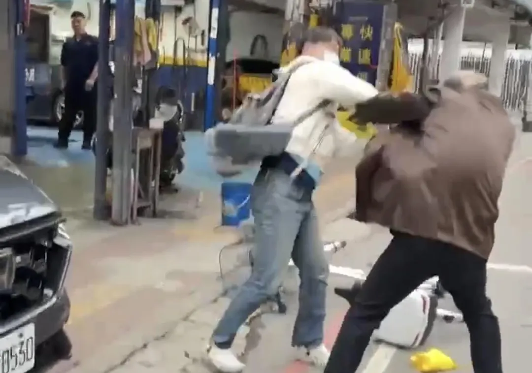 金介壽遭單車男拿車鎖痛毆。（圖／翻攝畫面）