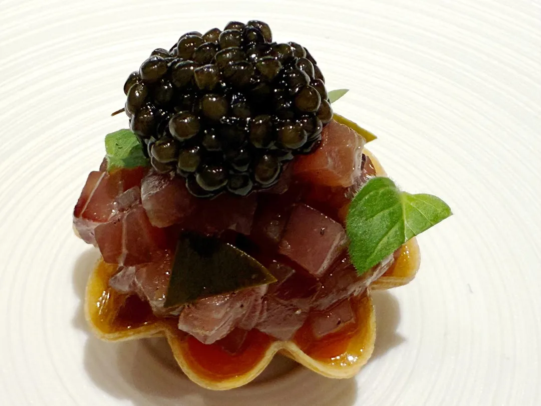「鰹魚/烤椒/酸豆葉」盛上1匙奢侈魚子醬,一口吃下,體會「煙花女料理」之味。。(圖/黃宏輝提供)