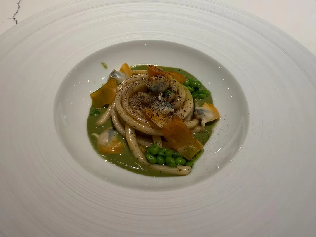 「手搓粗圓麵/海瓜子/烏魚子」將日常的麵食作成法風美學。(圖/黃宏輝提供)