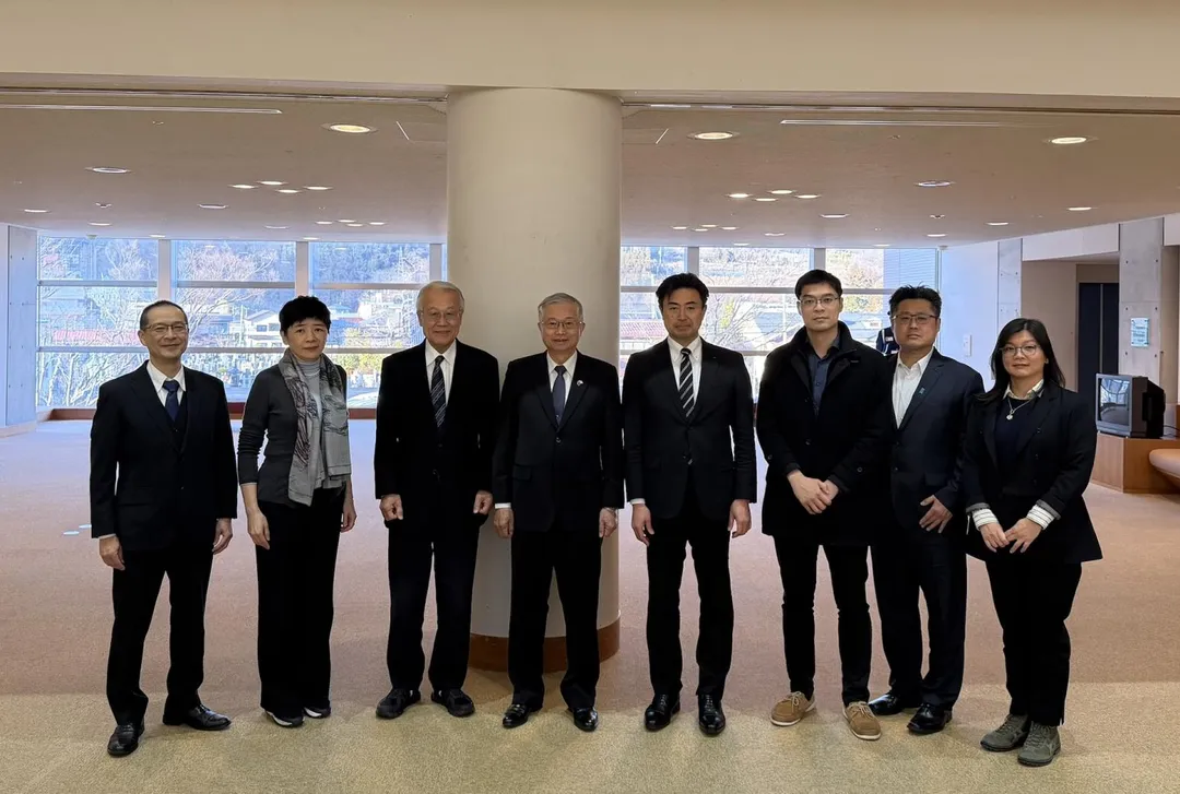 麗寶新藥代表團參與311東日本大震災追悼復興祈念式。麗寶新藥總經理劉朝瀚(右三)、福島縣政府政策總監佐藤安彥(Yasuhiko Satou)(右四)、台灣駐日副代表蔡明耀(左四)、福島醫科大學副校長山下俊一(Shunichi Yamashita)(左三)、財團法人醫界聯盟基金會執行長林世嘉(左二)與核災支援綜合中心主任長谷川有史(Arifumi Hasegawa)(左一)。(圖/麗寶新藥)