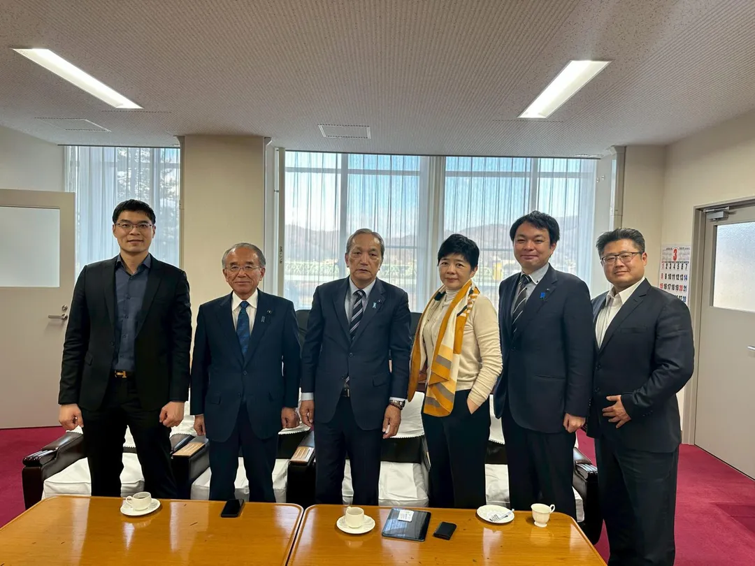麗寶新藥代表團拜會福島縣政府及地方代表，就311震災復興、核災醫療與台日公共安全合作議題進行交流並合影。總經理劉朝瀚(左一)、福島縣議員暨福島縣議會日台友好聯盟會長佐藤政隆(Masataka Satou)(左三)、財團法人醫界聯盟基金會執行長林世嘉(右三)、福島縣議員渡邊康平(Kohei Watanabe)(右二)與麗寶集團總管理處副總陳毅桓(右一)。(圖/麗寶新藥)