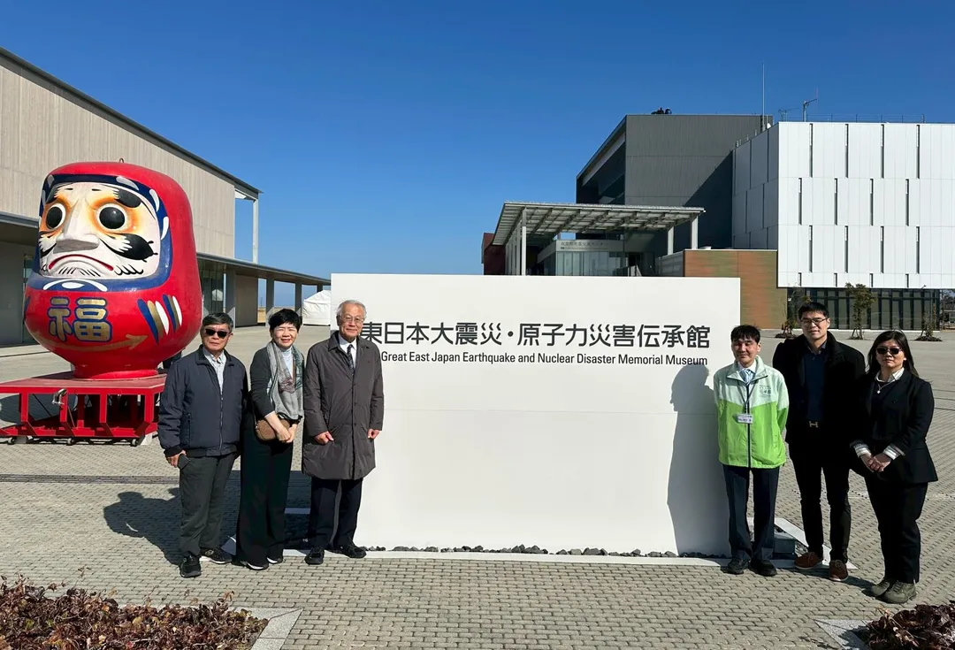 麗寶新藥代表團參訪東日本大震災・原子力災害傳承館。總經理劉朝瀚(右二)、館長高村昇(Noboru Tkamura)(右三)、福島醫科大學副校長山下俊一(Shunichi Yamashita)(左三)以及財團法人醫界聯盟基金會執行長林世嘉(左二)。(圖/麗寶新藥)