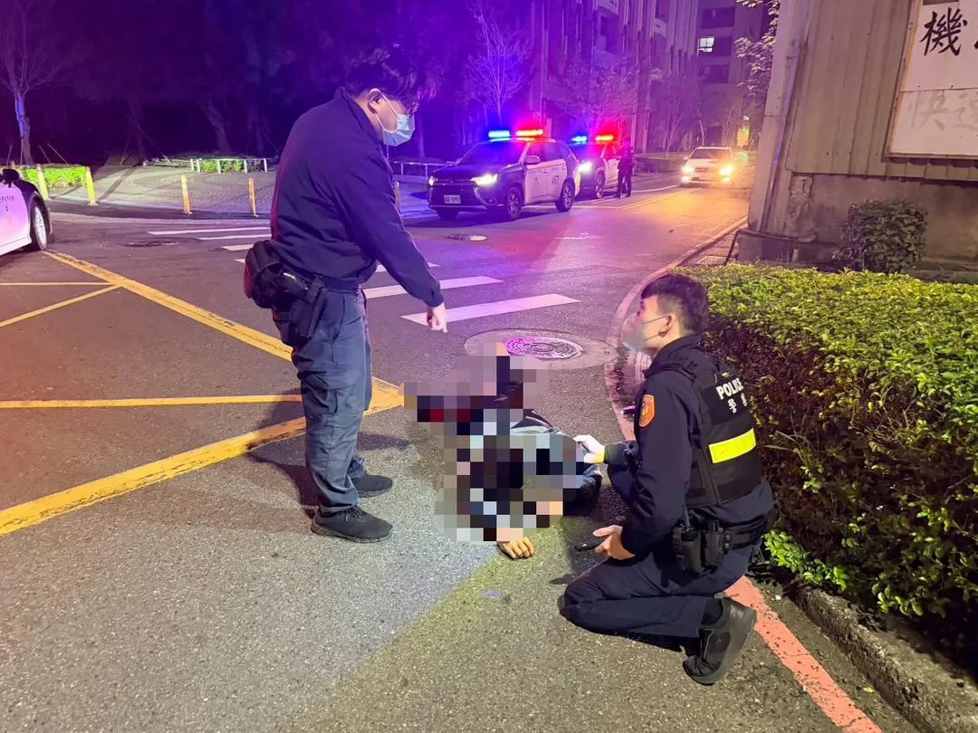 呂男被打成豬頭浴血倒地。(圖/警方提供)