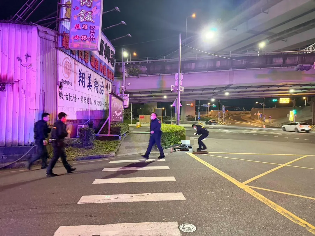 呂男被打成豬頭浴血倒地。(圖/警方提供)