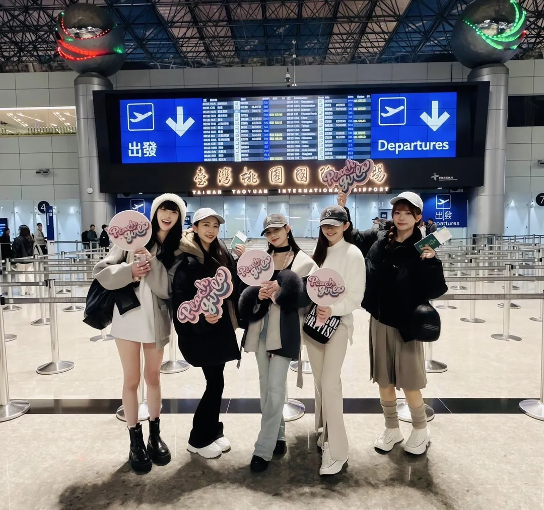17LIVE桃氣女孩成員艾麗(左起)、邦妮、筱晴、穎樂、蔓妮,受邀赴韓國職業排球聯賽賽事中進行應援。(圖/影響力動能提供)